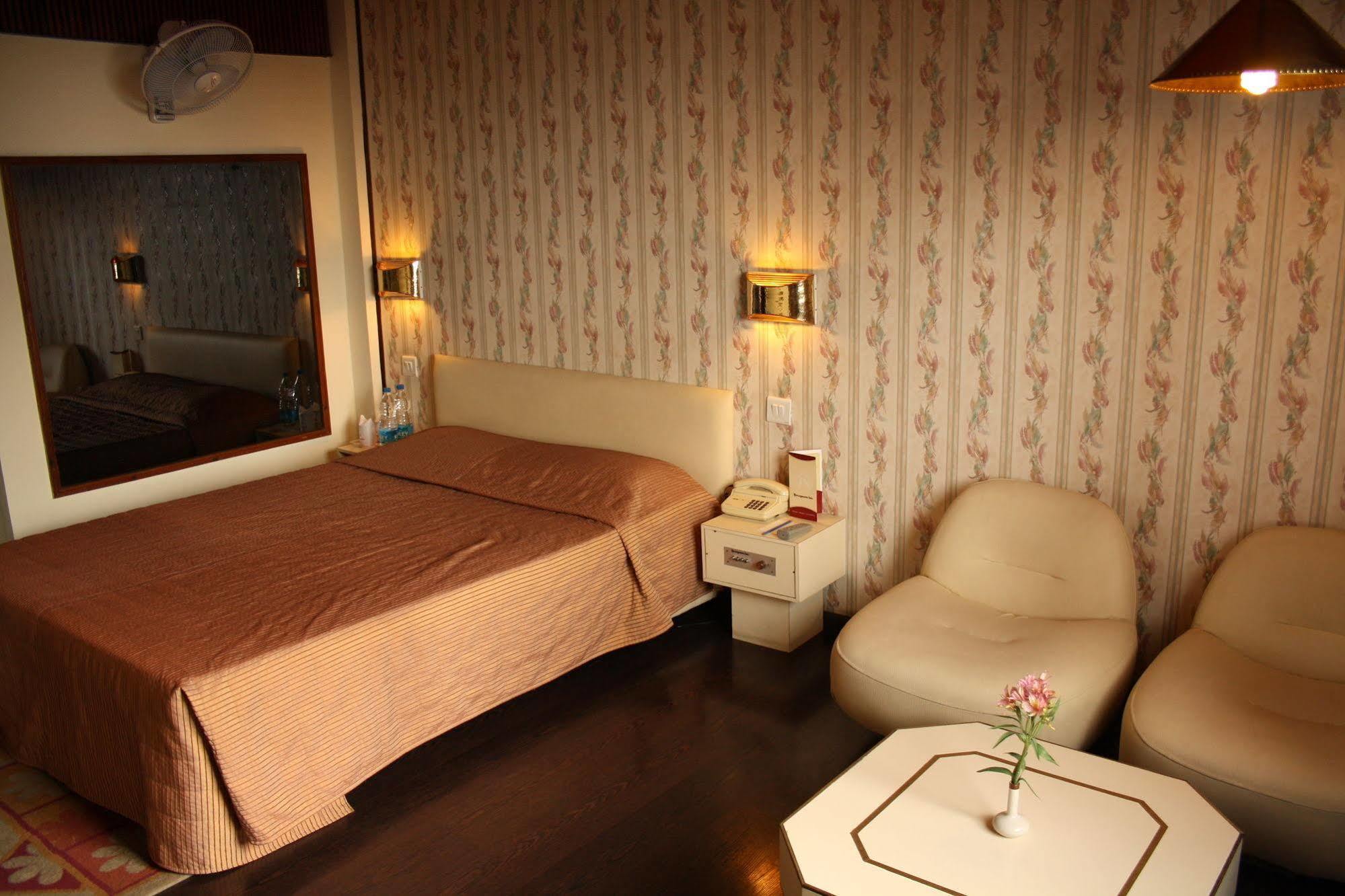 Honeymoon Inn Шимла Экстерьер фото